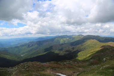 Dağlık tepeleri, sıradağları, ağaçlık yamaçları olan Karpatlar manzarası