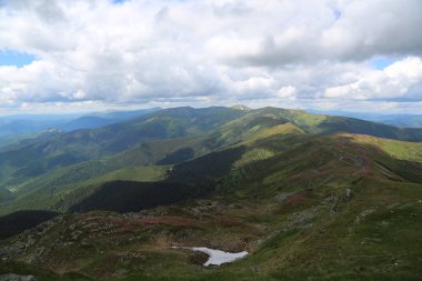 Dağlık tepeleri, sıradağları, ağaçlık yamaçları olan Karpatlar manzarası