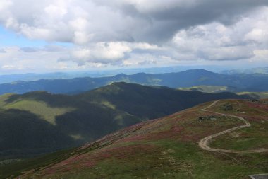 Dağlık tepeleri, sıradağları, ağaçlık yamaçları olan Karpatlar manzarası