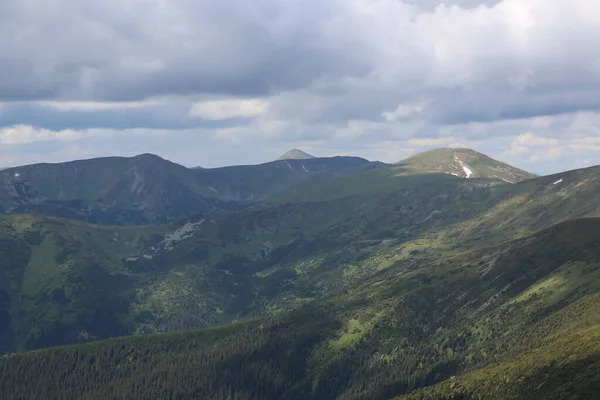 山の峰 森林斜面とカルパチアの風景 — ストック写真