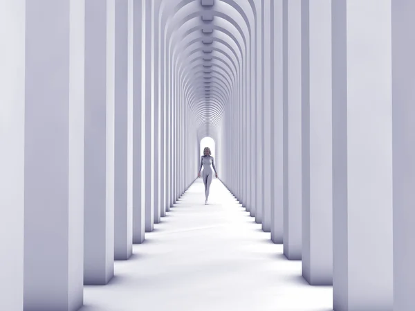 Femme marchant le long d'un corridor — Photo
