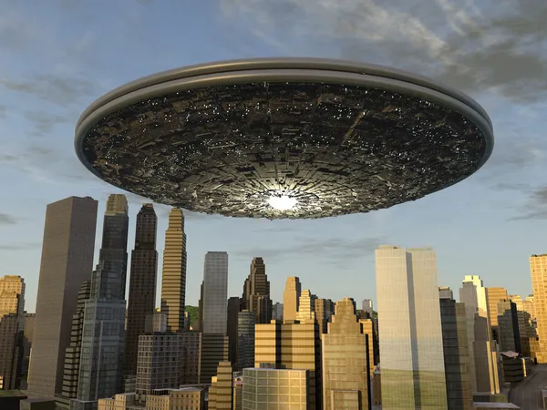 Grote UFO boven een stad — Stockfoto