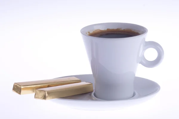 Koffie met chocolade op een schotel — Stockfoto