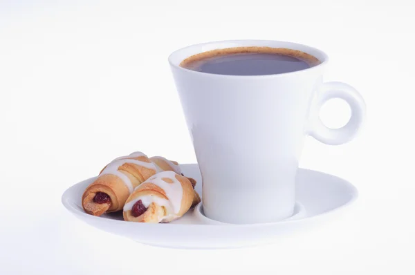 Кава з двома круасанами на блюдці — стокове фото