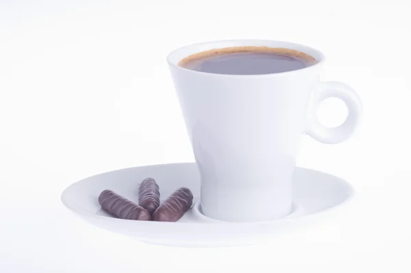 Kaffee mit drei Pralinen auf einer Untertasse — Stockfoto