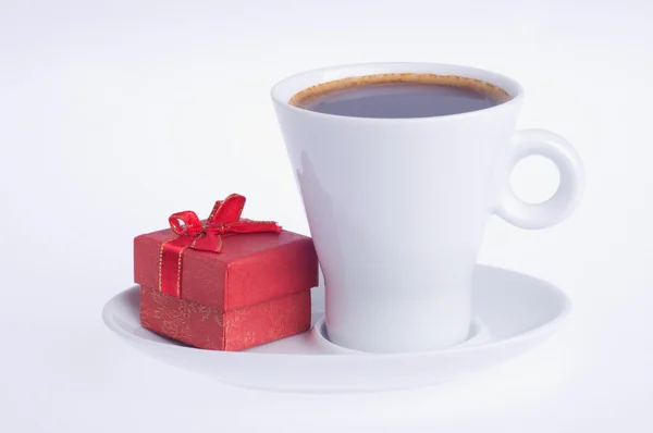 Koffie met een verrassing in het rode vak — Stockfoto