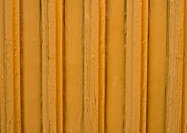 Деревянная стена покрыта пилинговой краской — стоковое фото