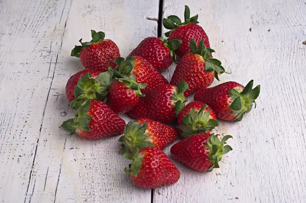 Fresas en los tablones viejos — Foto de Stock