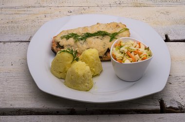 patates, balık pişmiş peynir altında