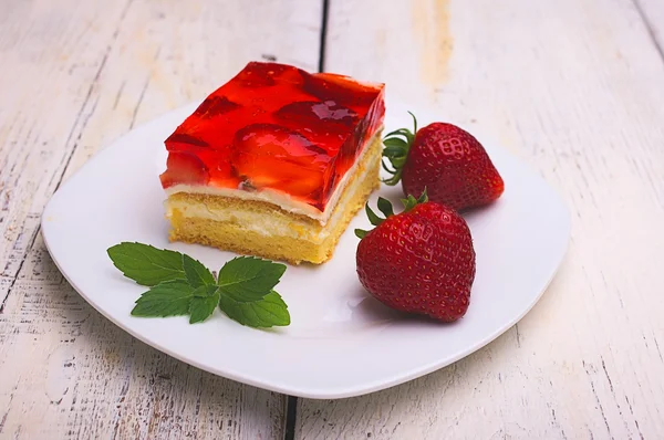 Cake with strawberries and strawberry jelly — Stock Photo, Image