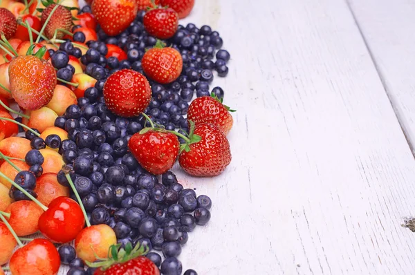 Fresas, Arándanos y Cerezas — Foto de Stock