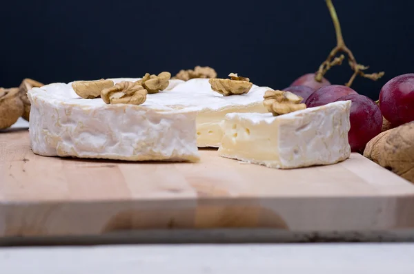 Cheese, walnuts, grapes — Stock Photo, Image