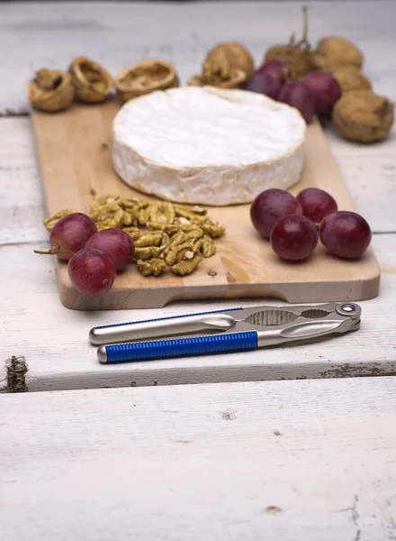 Cheese, walnuts, grapes — Stock Photo, Image