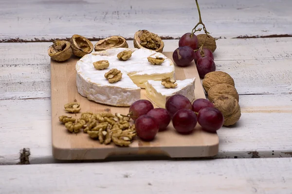 Queso, nueces, uvas — Foto de Stock