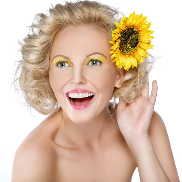 Schöne Frau mit einer Blume im Haar — Stockfoto