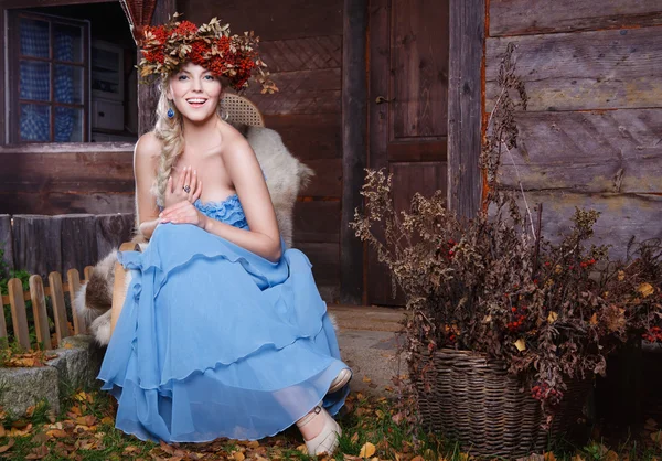 Hermosa chica de otoño con corona en la cabeza — Foto de Stock