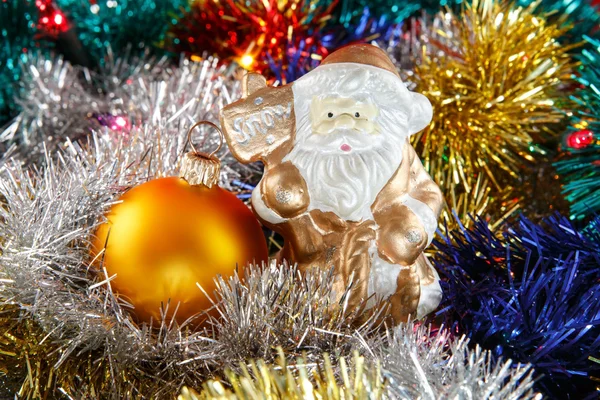 Santa claus met bauble — Stockfoto