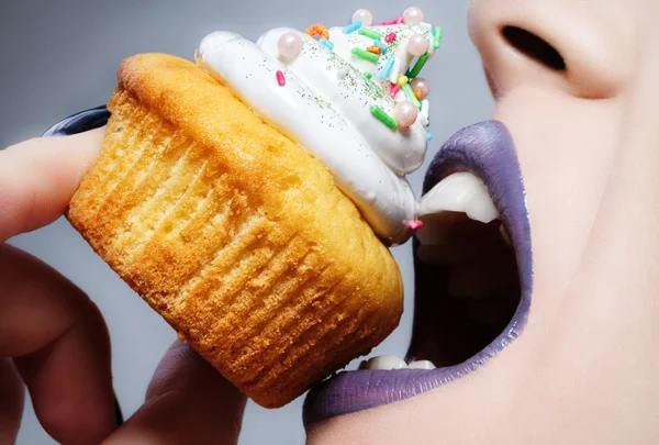 Seksi, güzel kadın dudakları ile muffin — Stok fotoğraf