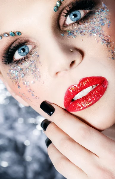 Gezicht van een mooie vrouw in een fancy make-up omhoog sluiten — Stockfoto