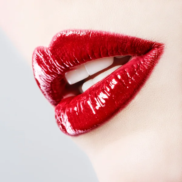 Красивая женщина с красными блестящими губами — стоковое фото