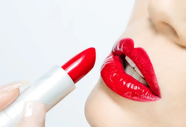 Mujer pintada labios rojos —  Fotos de Stock