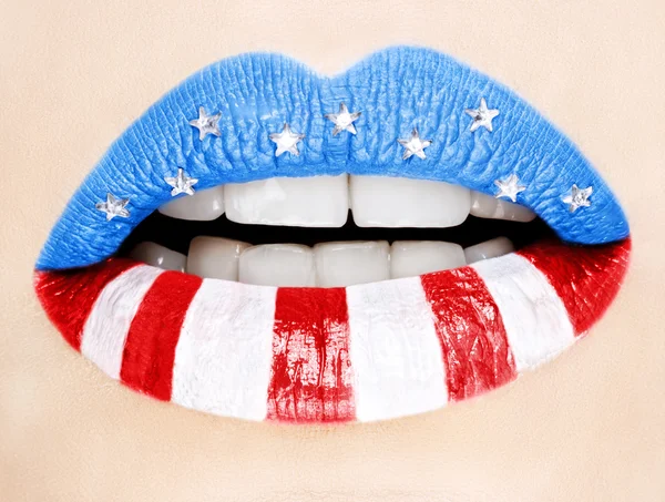 Lábios femininos bonitos pintados com bandeira americana — Fotografia de Stock