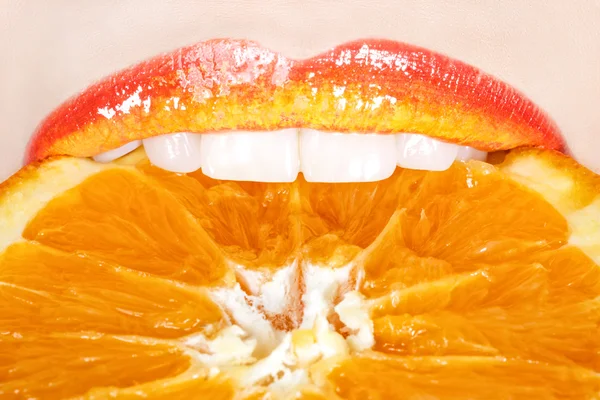 Schöne und schmackhafte orangefarbene Lippen — Stockfoto
