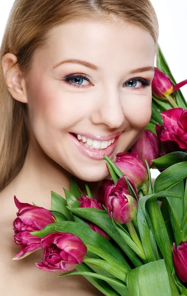 Schöne Blondine mit Blumen — Stockfoto