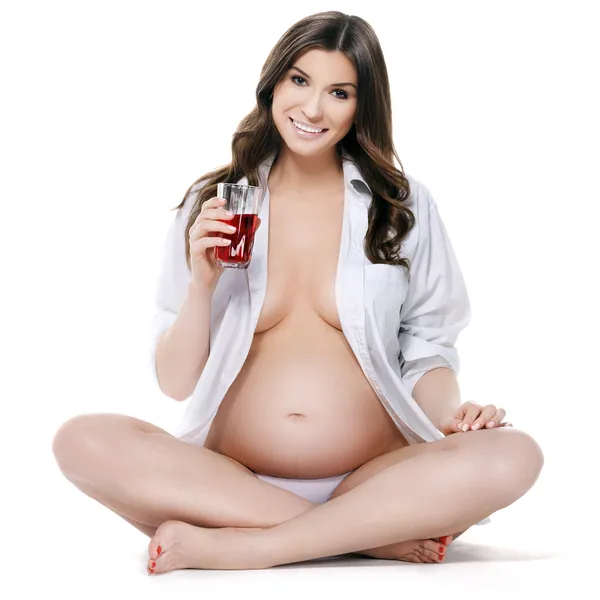 Mulher grávida bonita beber suco — Fotografia de Stock