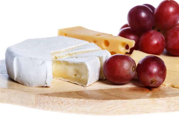 Formaggio e frutta su sfondo bianco — Foto Stock