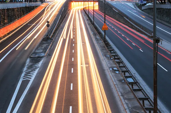 Stadsverkeer, auto's op de weg — Stockfoto