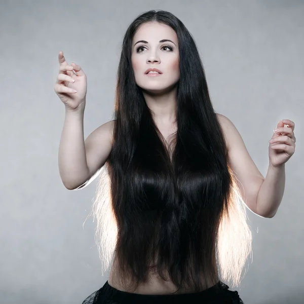 Piękna kobieta z bardzo długich włosów — Zdjęcie stockowe