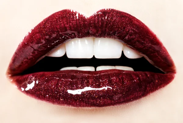 Hermosos labios rojos brillantes de cerca —  Fotos de Stock