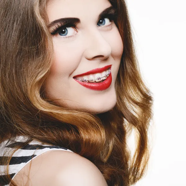 Mujer hermosa sonriendo con aparatos ortopédicos — Foto de Stock