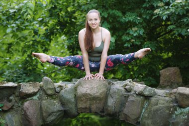 doğanın güzel jimnastikçi egzersiz