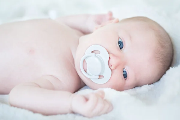 Bebê feliz bonita — Fotografia de Stock