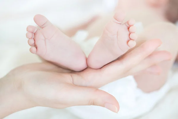 Babyfüße auf der Hand haben wir — Stockfoto