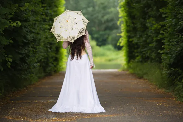 Mulher bonita em vestido gótico — Fotografia de Stock