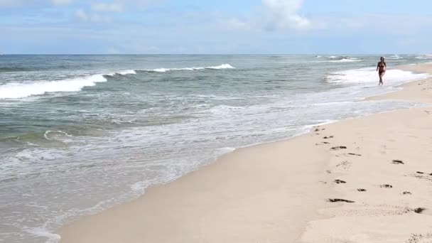Mulher bonita correndo na praia — Vídeo de Stock