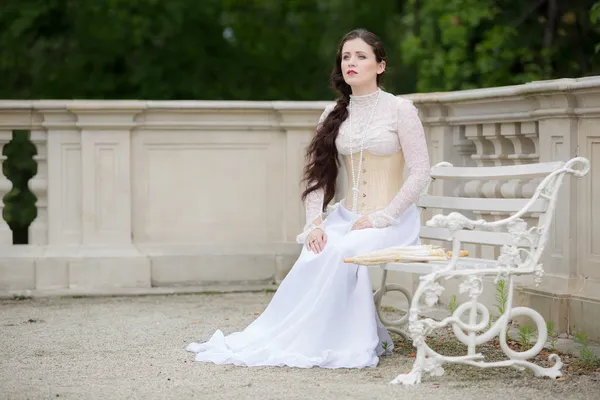 Mooie vrouw in gotische jurk — Stockfoto