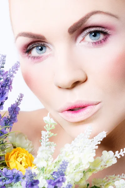 Beautiful woman with flowers — Stock Photo, Image