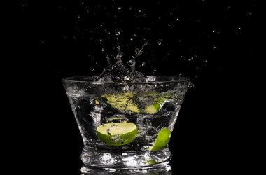 Limonlu suda sıçraması