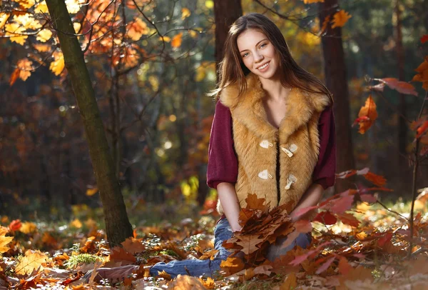 Mujer hermosa otoño —  Fotos de Stock