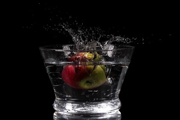 Manzana Salpicando en el agua — Foto de Stock