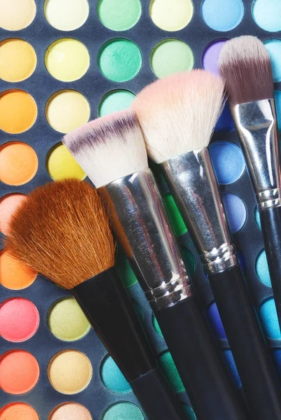 Lidschatten und Make-up-Pinsel — Stockfoto