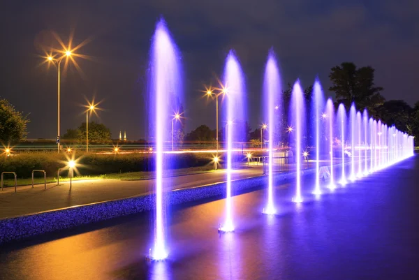 Der beleuchtete Brunnen in der Nacht — Stockfoto