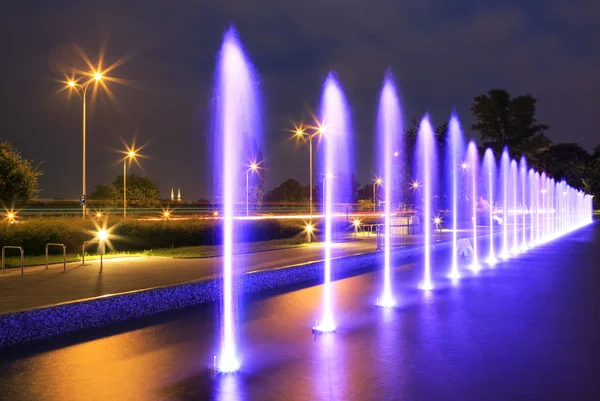 A fonte iluminada à noite — Fotografia de Stock