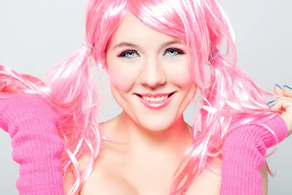 Belle fille heureuse avec des cheveux roses — Photo