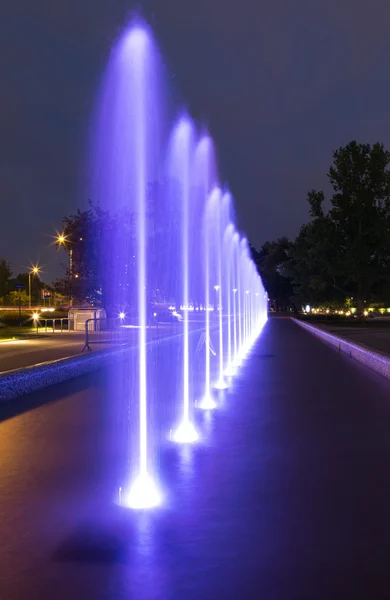 Der beleuchtete Brunnen in der Nacht — Stockfoto