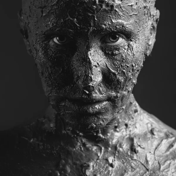 Statuenhafte Frau aus Ton — Stockfoto